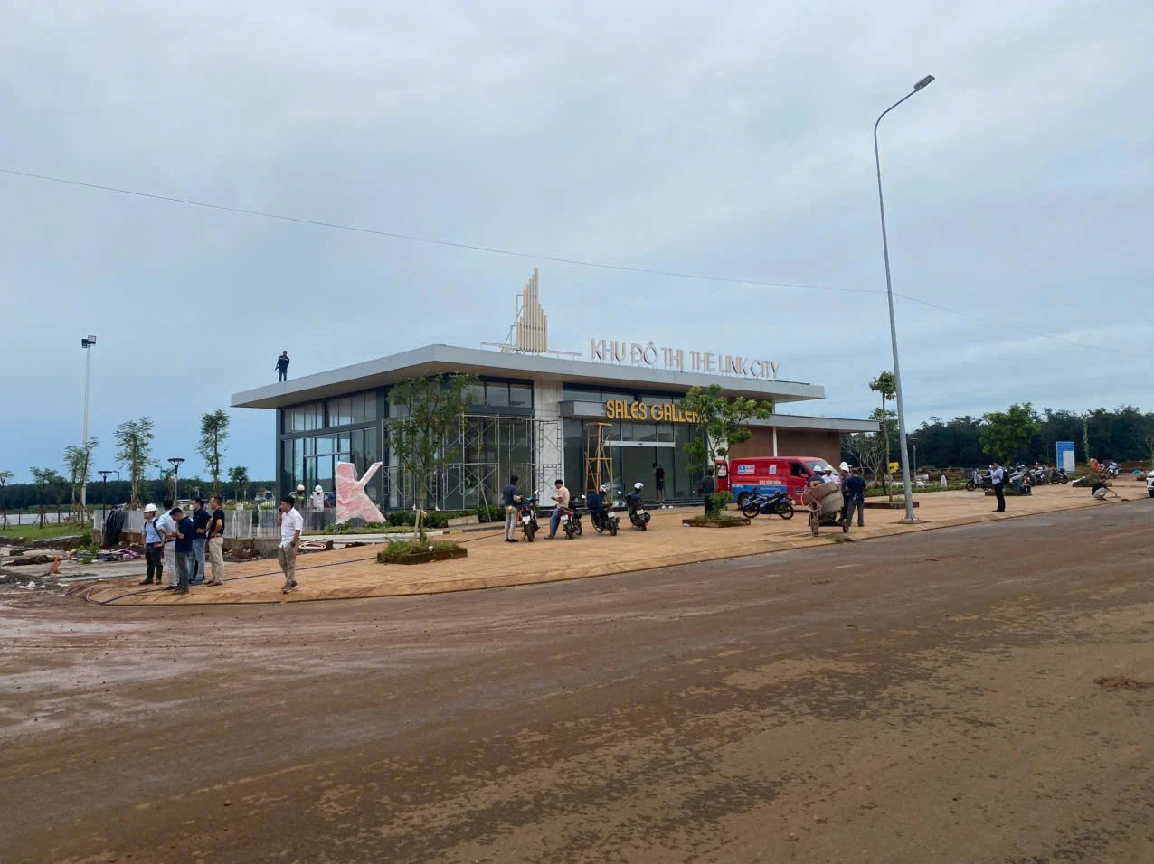 Hình ảnh tiến độ khu văn phòng bán hàng (nhà điều hành) Sales Gallery The Link City nằm bên trong dự án.