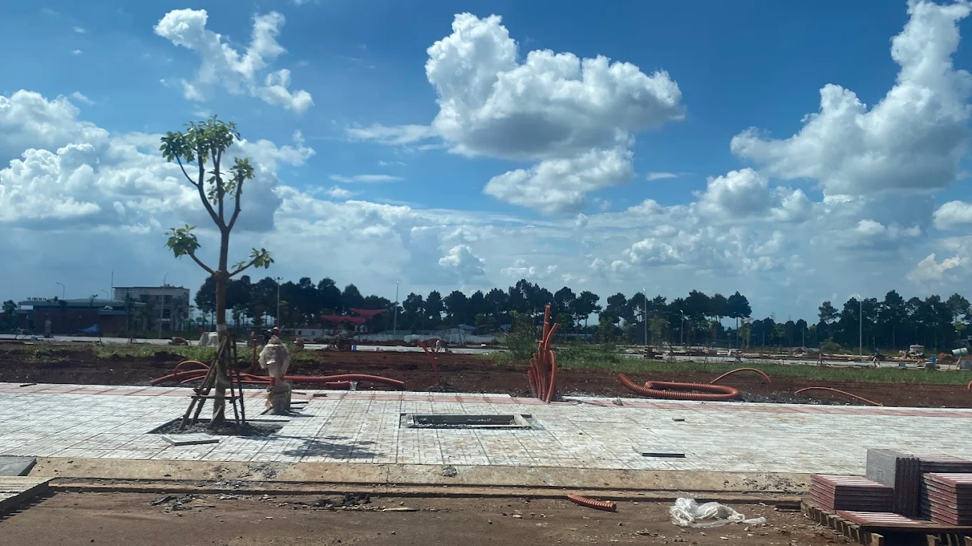 Hình ảnh điện âm, nước máy, vỉa hè lát gạch chỉnh chu, hai bên trồng cây xanh tại các phân khu đất nền The Link City