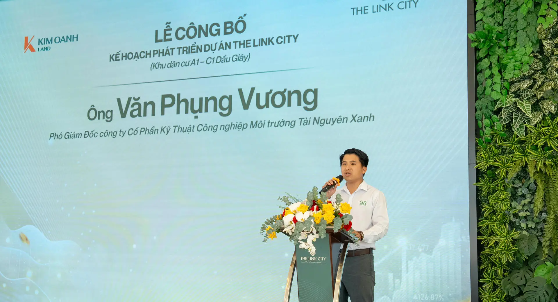 Ông Văn Phụng Vương – Phó Giám đốc Công ty cổ phần Kỹ thuật Công nghiệp Môi trường Tài Nguyên Xanh – chia sẻ về tiến độ xây dựng hạ tầng kỹ thuật dự án The Link City.