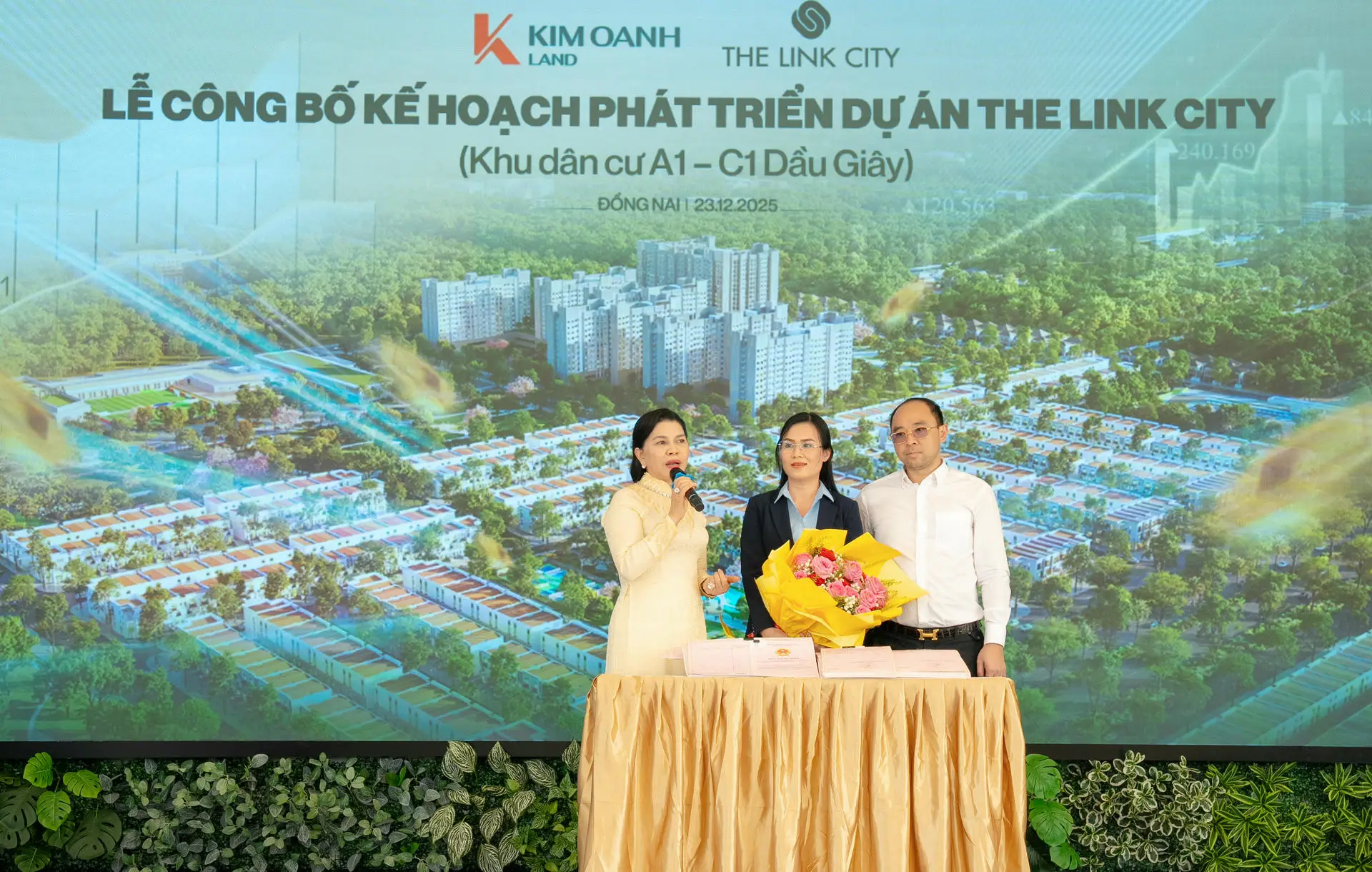 Bà Đặng Thị Kim Oanh cùng Ban lãnh đạo Công ty TNHH Đầu tư Phú Việt Tín và Vietinbank chi nhánh Biên Hòa công bố Giấy chứng nhận quyền sử dụng đất của The Link City.